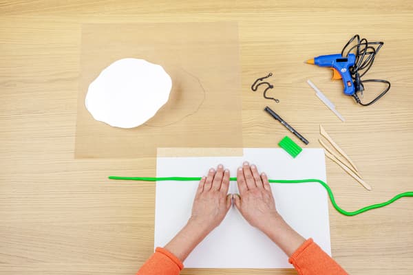 Die Modelliermasse wird zu einer Wurst gerollt.