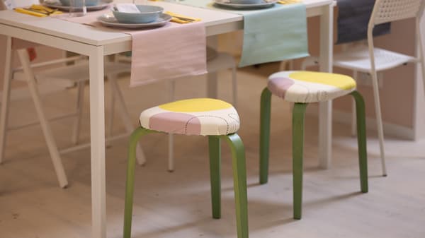 Die selbstgemachten Sitzpölster für die Hocker stehen an einem Tisch.