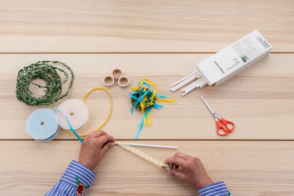 Die Stange wird aus einem Trinkhalm vorbereitet.