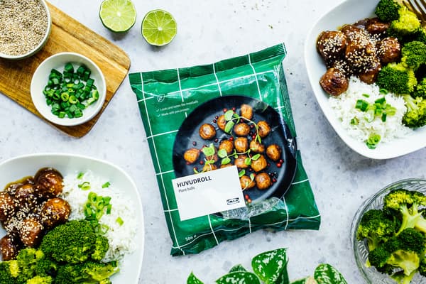 Die Zutaten für das Rezept vegetarische Teriyaki-Bällchen mit Brokkoli und Reis.
