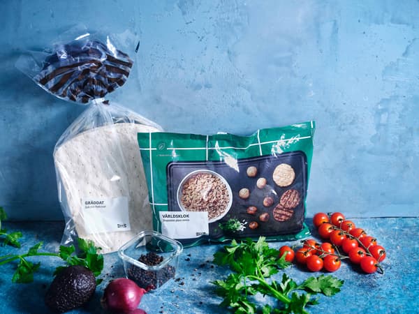 Die Zutaten für herzhafte Tortilla Muffins mit Tomate & Avocado.