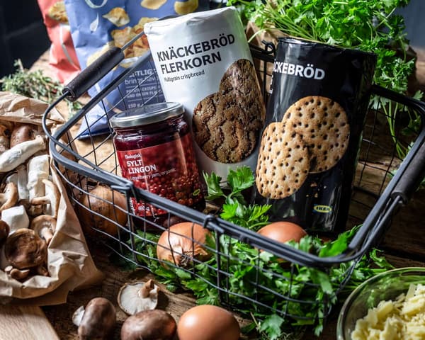 Die Zutaten für Midsommar Quiche mit Pilz Topping befinden sich in einem Einkaufskorb.