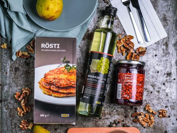 Die Zutaten für Rösti mit Birnen, Preiselbeeren und gerösteten Walnüssen.