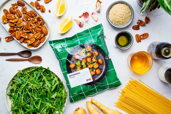 Die Zutaten für Spaghetti mit Rucola-Pesto, PLANTBULLAR & Pastinake.