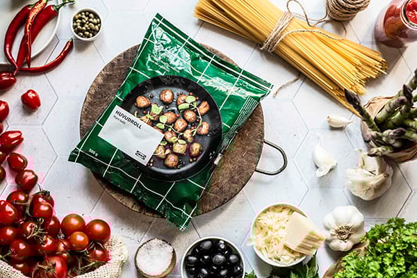 Die Zutaten für vegane Pasta alla Puttanesca mit grünem Spargel und IKEA Plantbullar.