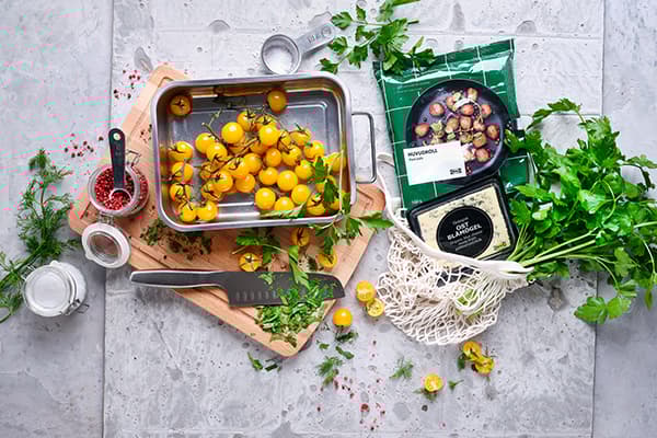Die Zutaten für vegetarische herzhafte Waffeln liegen auf einer Arbeitsplatte nebeneinander.