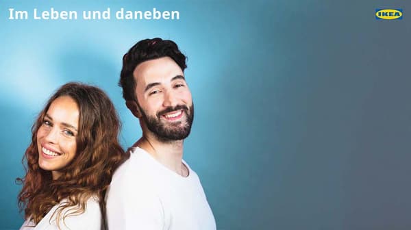 Die zwei Moderatoren des IKEA Podcasts "Im Leben und daneben" stehen vor einem blauen Hintergrund.