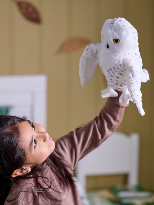 Dievčatko má na ruke maňušku – plyšovú sovu SKOGSDUVA.