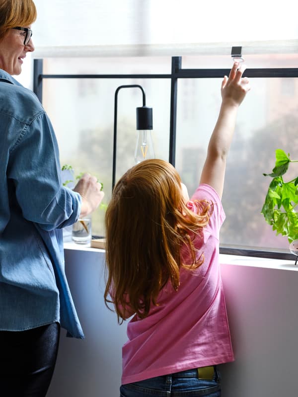 Dievčatko sa načahuje za úchytkou rolety SANDVEDEL.