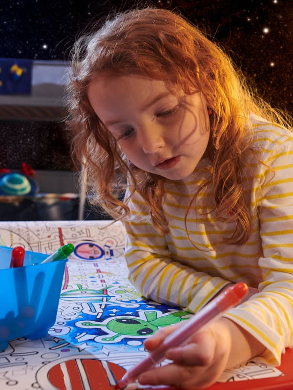 Dievčatko vyfarbuje fixkou MÅLA maľovanku AFTONSPARV.