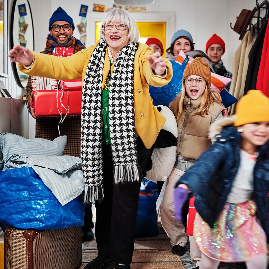 Different people who are entering are laughing. 