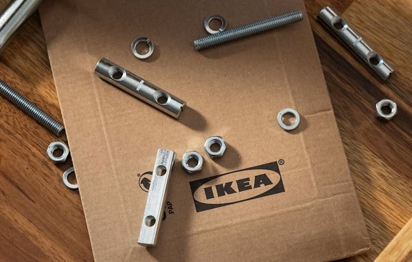 Different size of screws scattered on the table