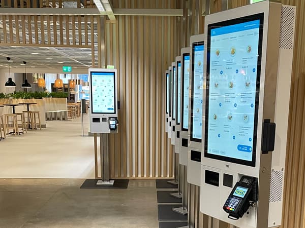 Digitala skärmar och nya restaurangen i bakgrunden