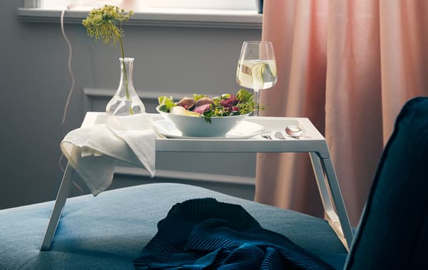 Dîner seul, c'est toujours mieux devant un bon film. Prenez le repas au lit, sur le canapé ou dans votre fauteuil préféré à l'aide d'un plateau stable.