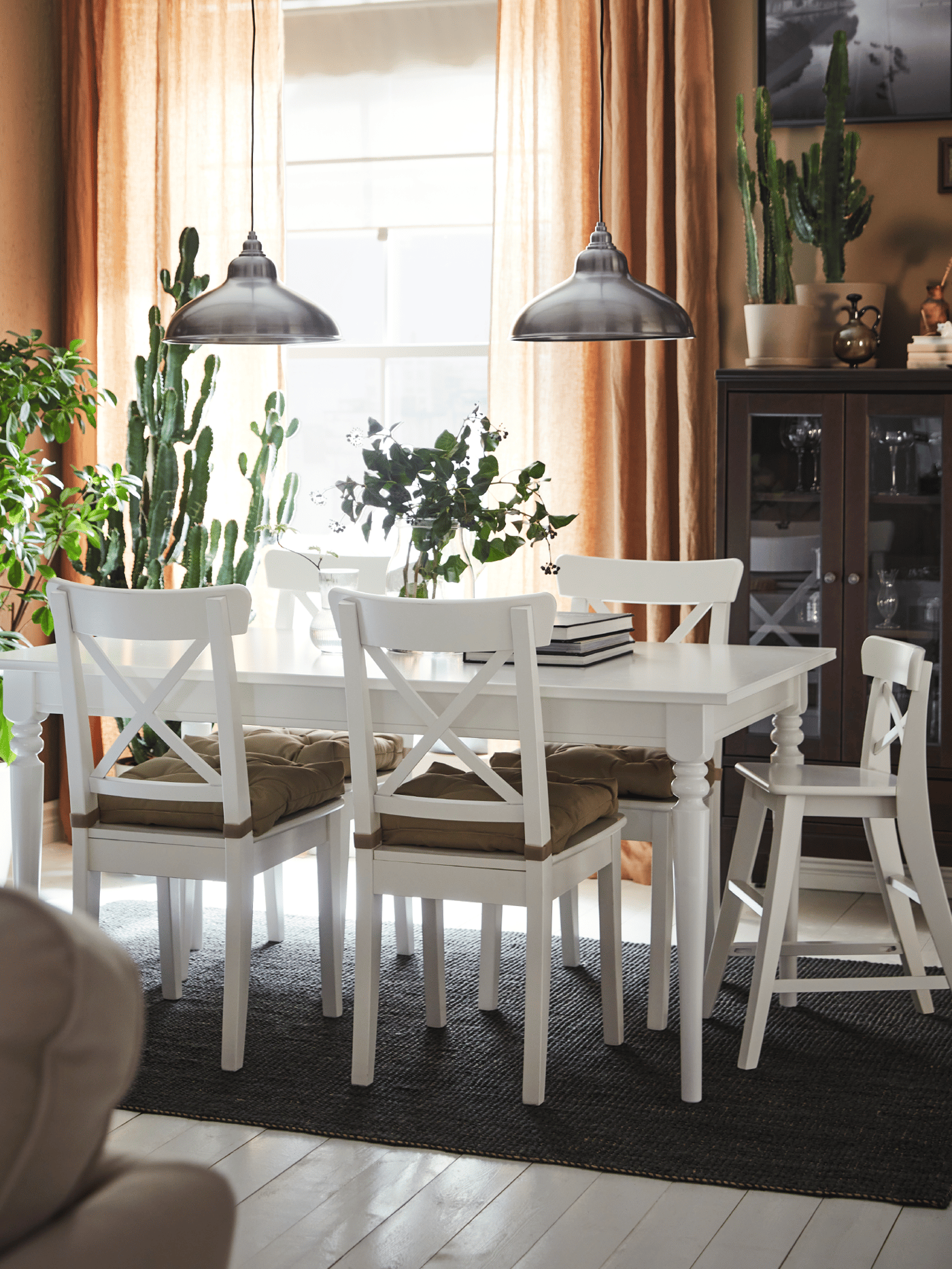 Dining room with white table and chairs