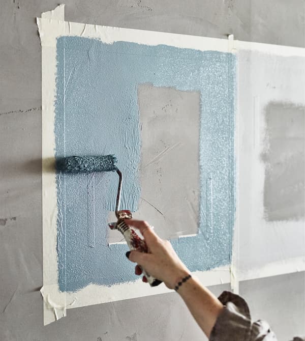 Dipingendo la parete dietro a ogni mobile con un colore diverso per ogni inquilino, ognuno identifica facilmente il proprio spazio, anche se tutti gli scaffali sono dello stesso colore.