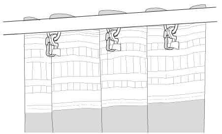 Disegno di una tenda appesa ad una barra con ganci.