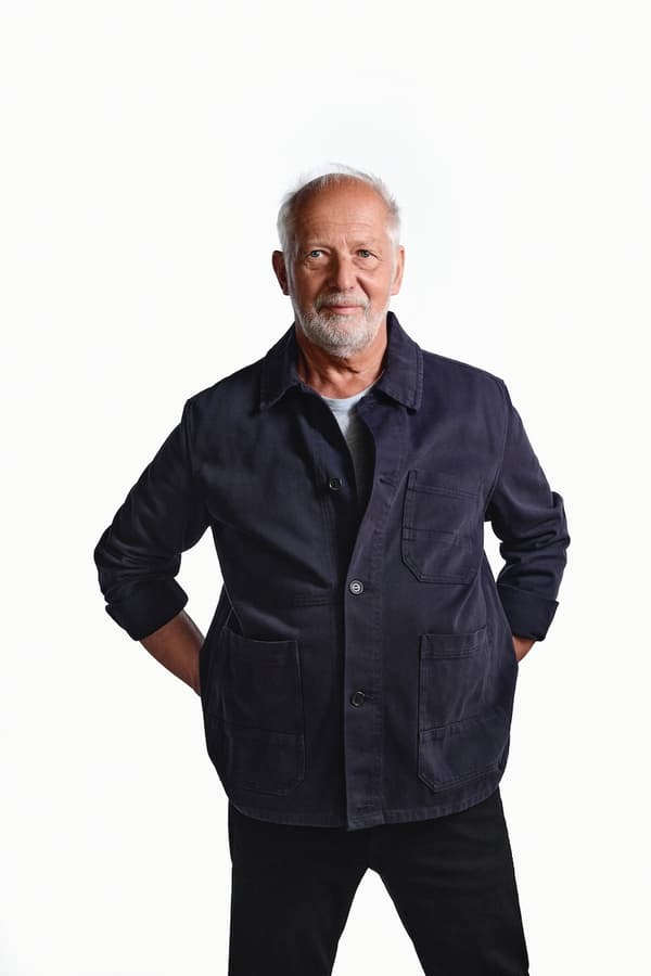 Diseñador Tord Björklund vestido de negro, atrás un fondo blanco.
