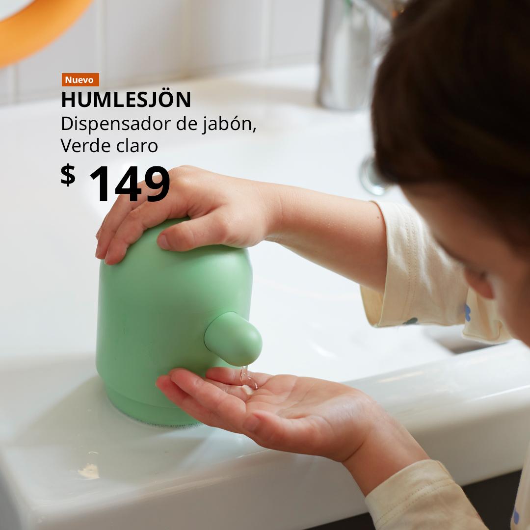 Dispensador de jabón para niños HUMLESJÖN verde claro sobre lavabo blanco, diseño moderno y práctico para higiene diaria en baño contemporáneo.