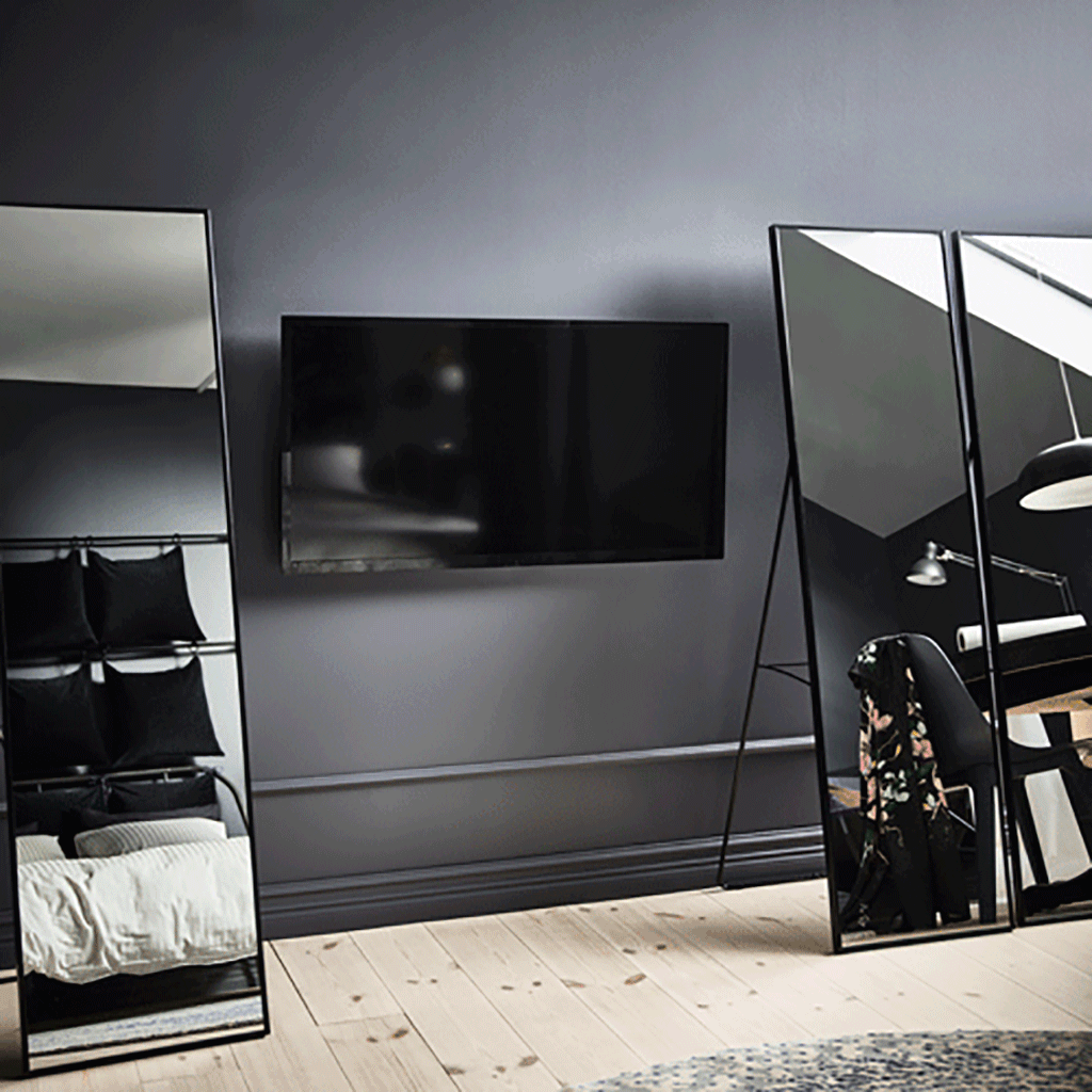 Dissimulez le téléviseur derrière des miroirs sur pied. Nous avons utilisé trois miroirs KARMSUND d’une hauteur de 167 centimètres et dont le cadre et le pied sont en acier peint noir. Vous n’aurez qu’à les déplacer pour regarder votre émission fétiche.