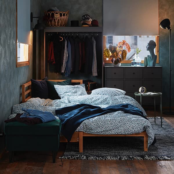 Divan le jour, double couchage la nuit. Au fond une amoire ouverte BRYGGJA avec les vêtements des colocataires.