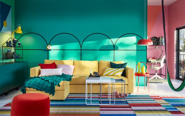 Divano VIMLE giallo in un soggiorno dai colori vivaci - IKEA