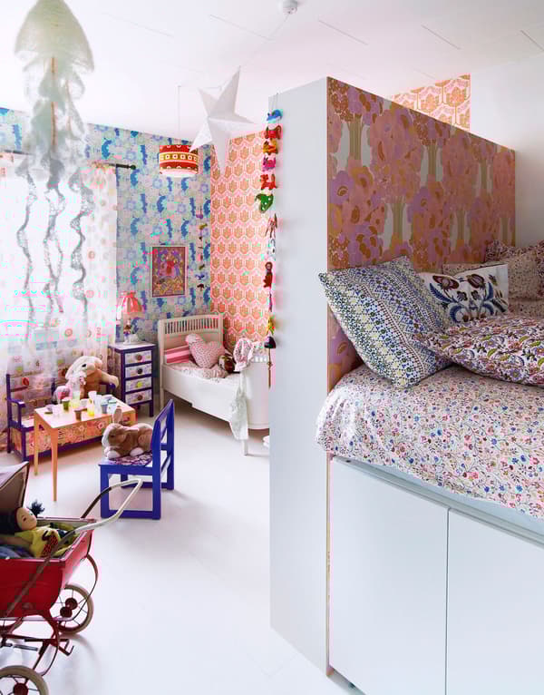 Divide o dormitorio en diferentes zonas para crear un espazo multifuncional.