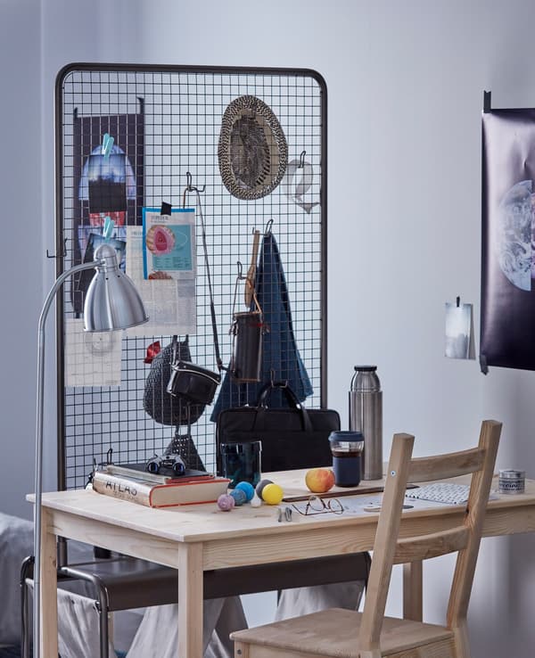 Divisor de habitación VEBERÖD utilizado para decoración y almacenaje.