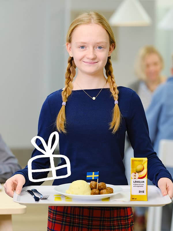 Dívka s copy s dětským menu na tácku