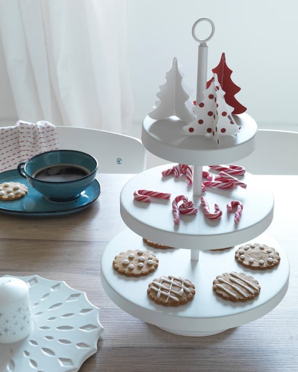 DIY Christmas-themed centrepieces