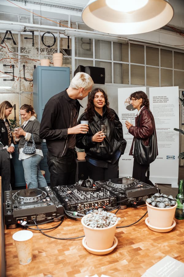 DJ-Setup und geselliges Beisammensein bei der VIENNA DESIGN WEEK 2025: IKEA Installation mit Musik, Pflanzen und kreativer Atmosphäre.