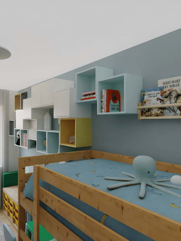 Dječja soba s drvenim krevetom na kat, plavom posteljinom i plišanom hobotnicom. Na zidu su šarene police s knjigama i igračkama.