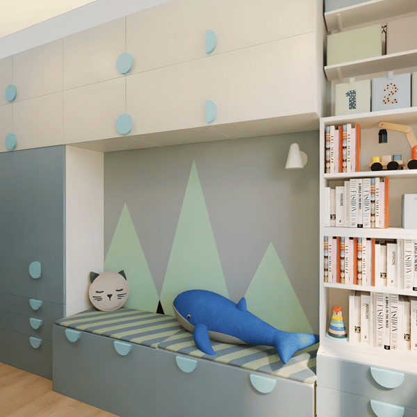 Dječja soba s ugrađenim ormarima, policama, plišanim igračkama (plavi dupin i jastuk mačka) te zidom ukrašenim zelenim trokutima koji podsjećaju na planine.