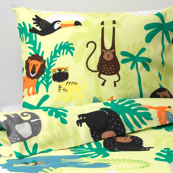 DJUNGELSKOG, et sengesett for barn med jungelmønster med søte dyretegninger.