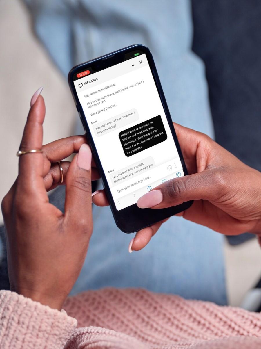 Dłonie trzymają telefon, na którym widać regulamin na stronie internetowej.