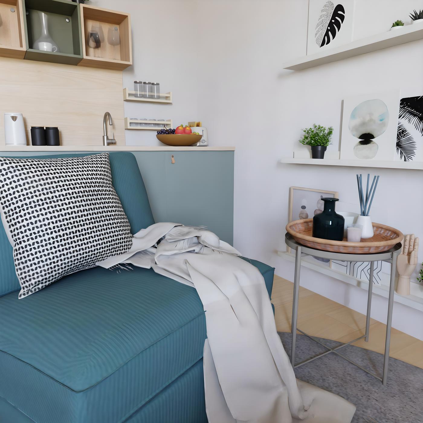 Dnevna soba s plavim kaučem, jastukom s uzorkom, sivim pokrivačem, stolićem s ukrasima i policama s biljkama i umjetninama.