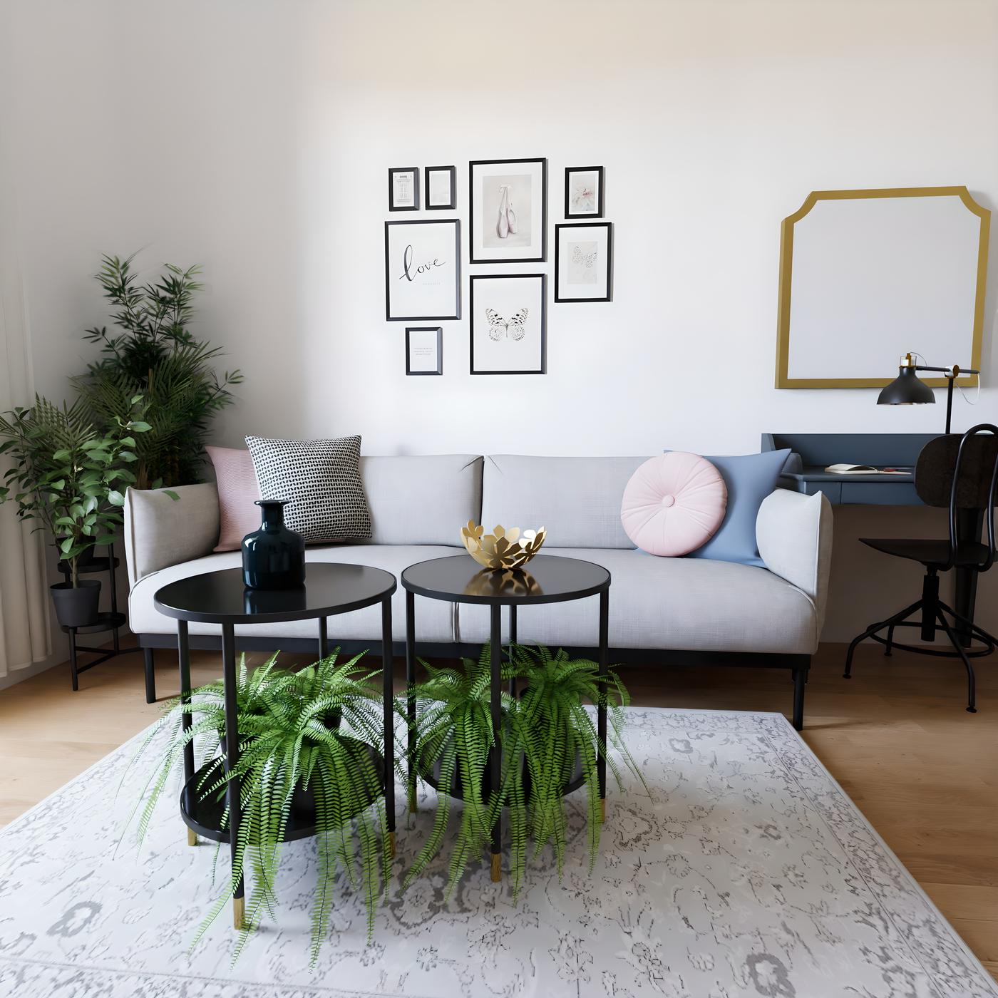 Dnevni boravak s kaučem, stolovima s biljkama, radnim stolom i zidom ukrašenim slikama.