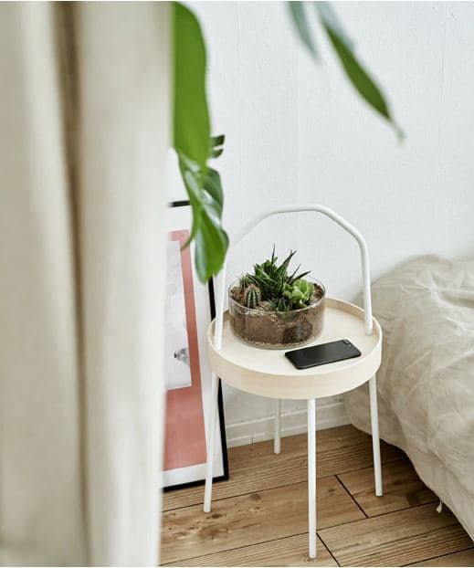 Do malých priestorov si vyberte flexibilný nábytok, ako napríklad príručný stolík IKEA BURVIK.