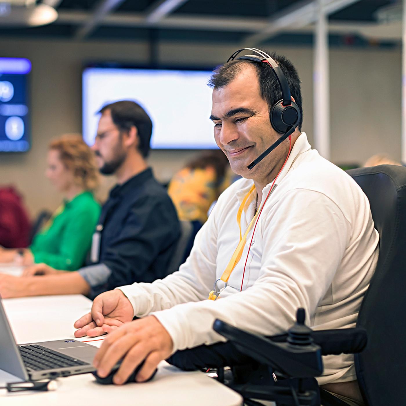 Dois colaboradores IKEA, uma com o cabelo azul, a beber um copo de água no Restaurante de colaboradores.