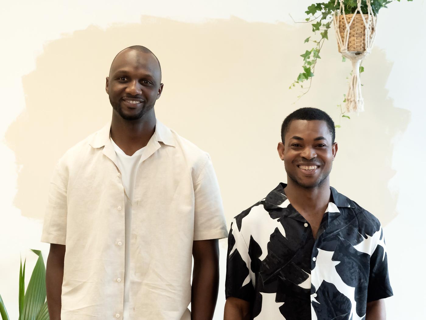 Dois homens a sorrir para a fotografia.