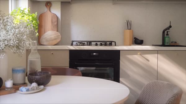 Dolne szafki kuchni METOD z beżowymi frontami.