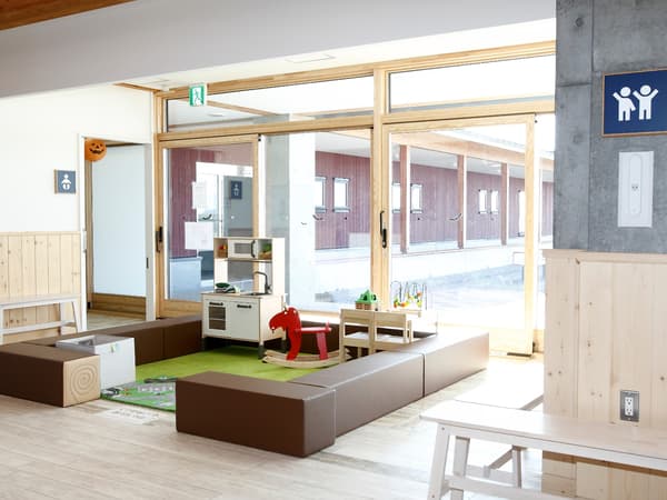 子どもが遊べるコーナーや授乳室（左手奥）も完備。案内のピクトグラムのデザインもかわいい。