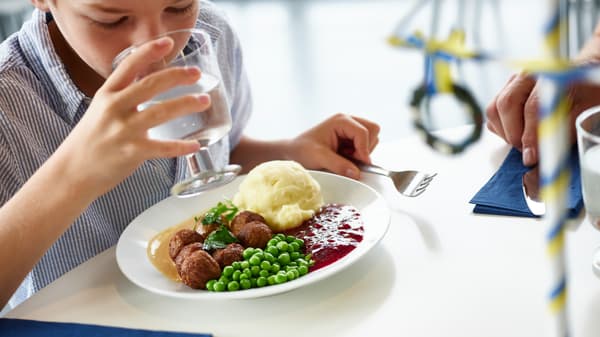 子どもがレストランでミートボールを食べている様子