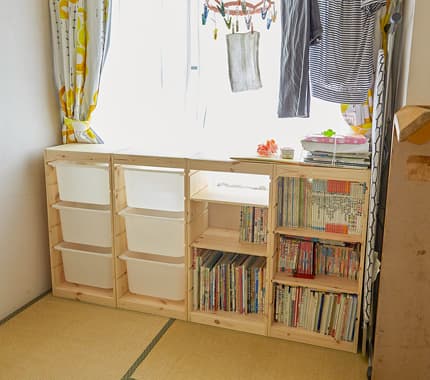 子どもたちの本やおもちゃなど、散らかりやすいものはTROFAST/トロファストに収納。