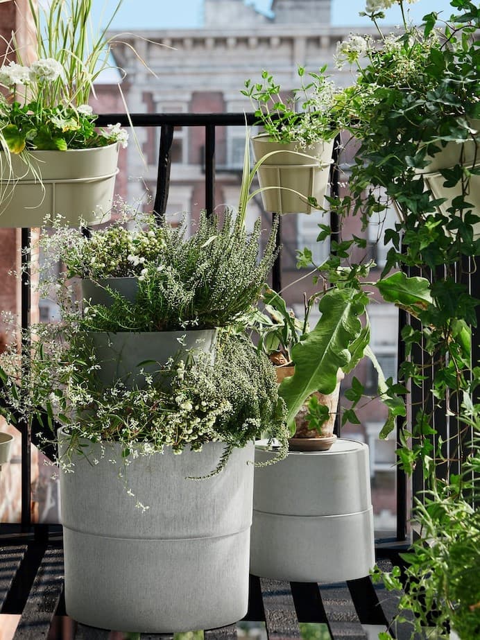 Doniczki na zewnątrz