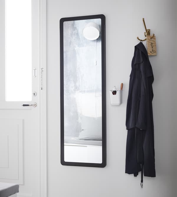Donnez des airs de jeunesse à l’entrée grâce aux meubles de rangement IKEA. Même si vous êtes un peu pressée, vous avez toujours le temps de remettre un peu de rouge à lèvres et une goutte de votre fragrance préférée. Placés dans un range-couverts à côté du miroir, vous serez prête en un clin d’œil.