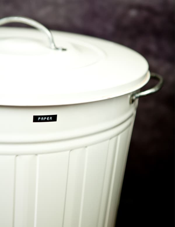 Donnez du look à vos poubelles de tri. Une poubelle KNODD est utilisée pour le papier.  