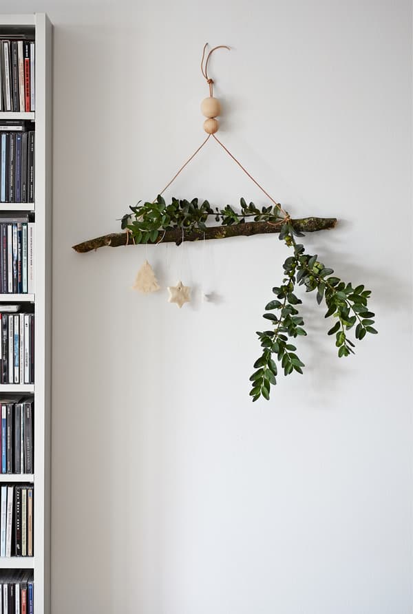 Donnez un air festif à la déco avec de la verdure.