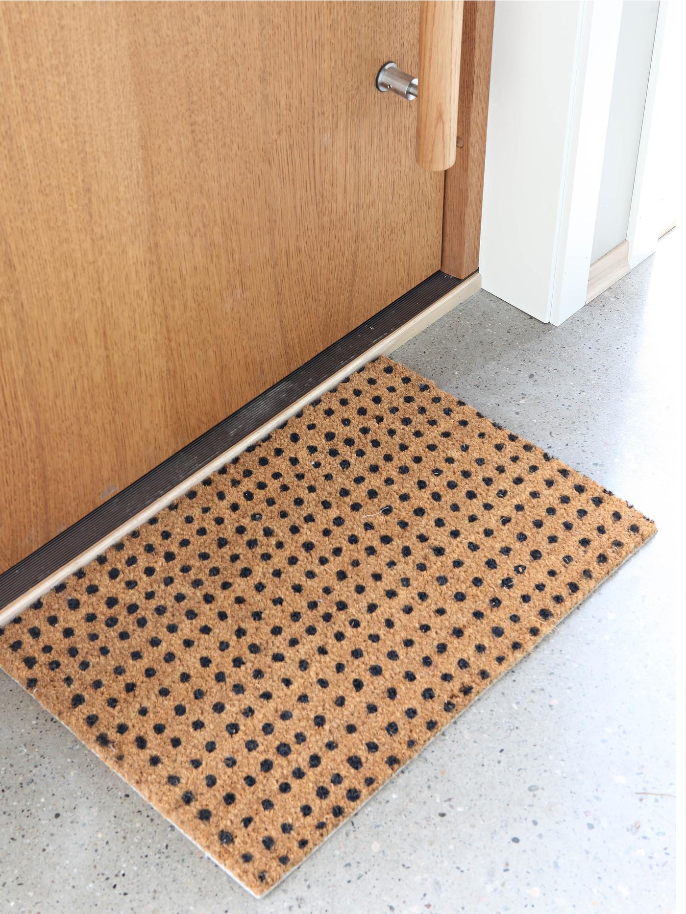 Dørmatte foran en dør. 