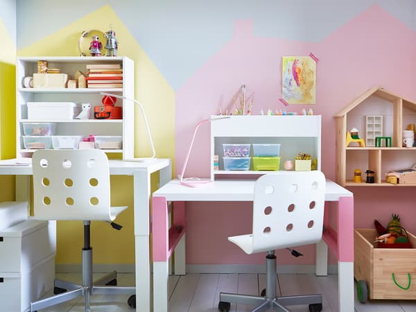 Dormitori infantil compartit amb dos escriptoris i dues cadires regulables